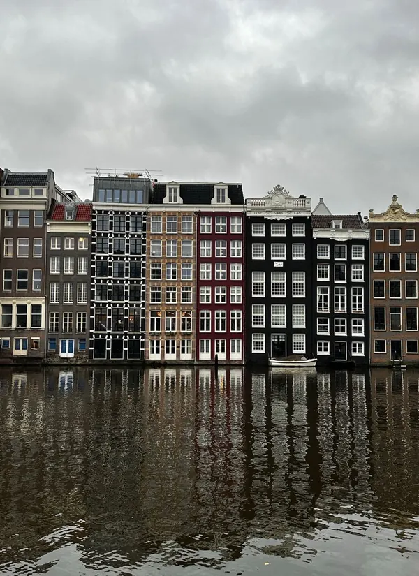 Casas históricas à beira de um canal em Amsterdã