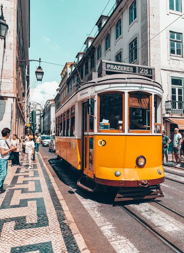 Bonde amarelo em uma ladeira de Lisboa