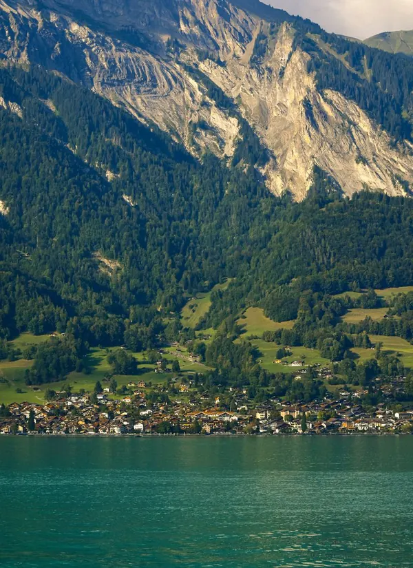 Lago cercado por montanhas nos Alpes suíços
